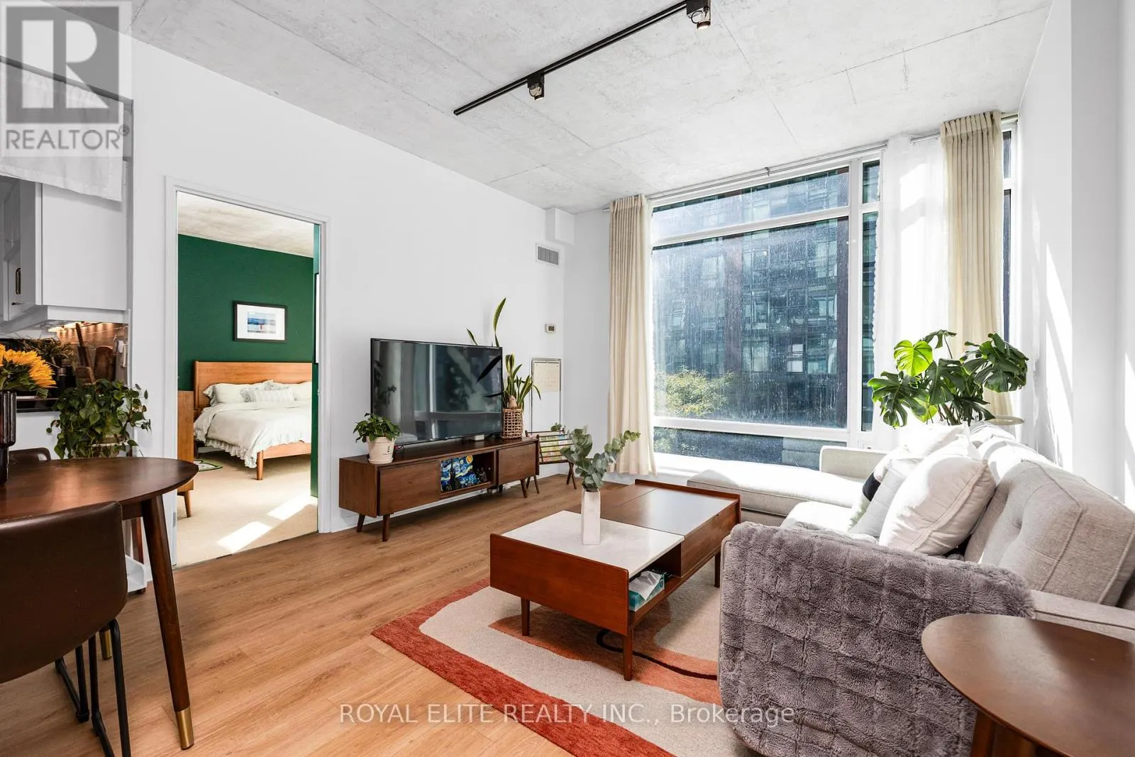307 - 218 KING STREET E