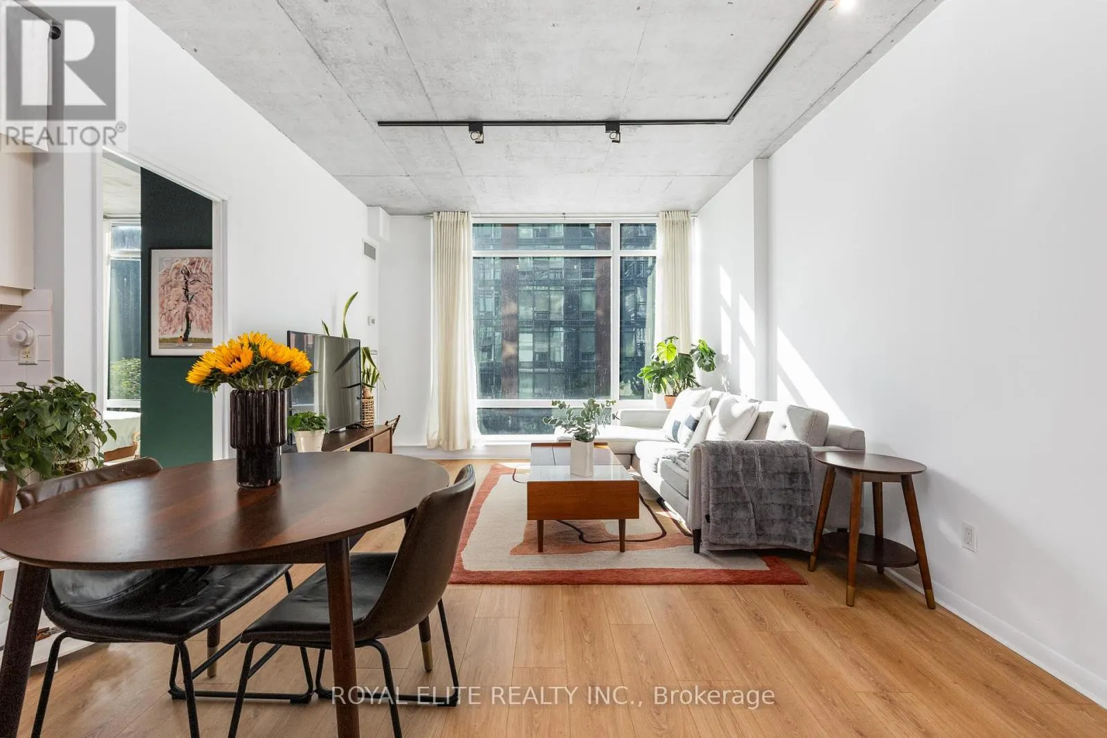 307 - 218 KING STREET E