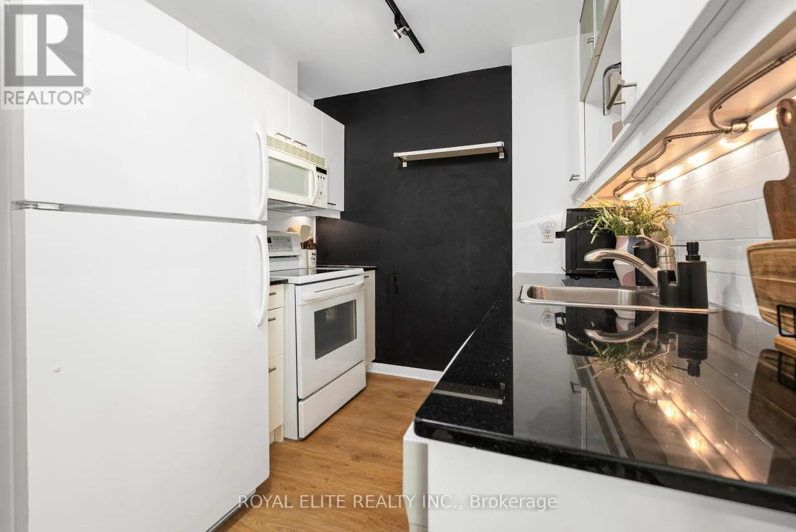 307 - 218 KING STREET E