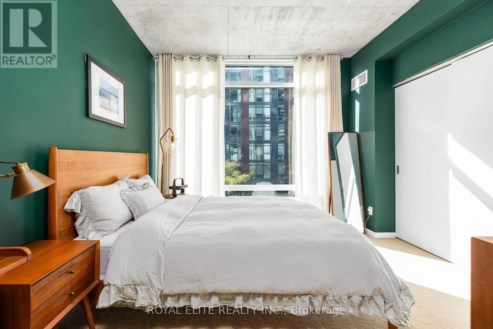 307 - 218 KING STREET E