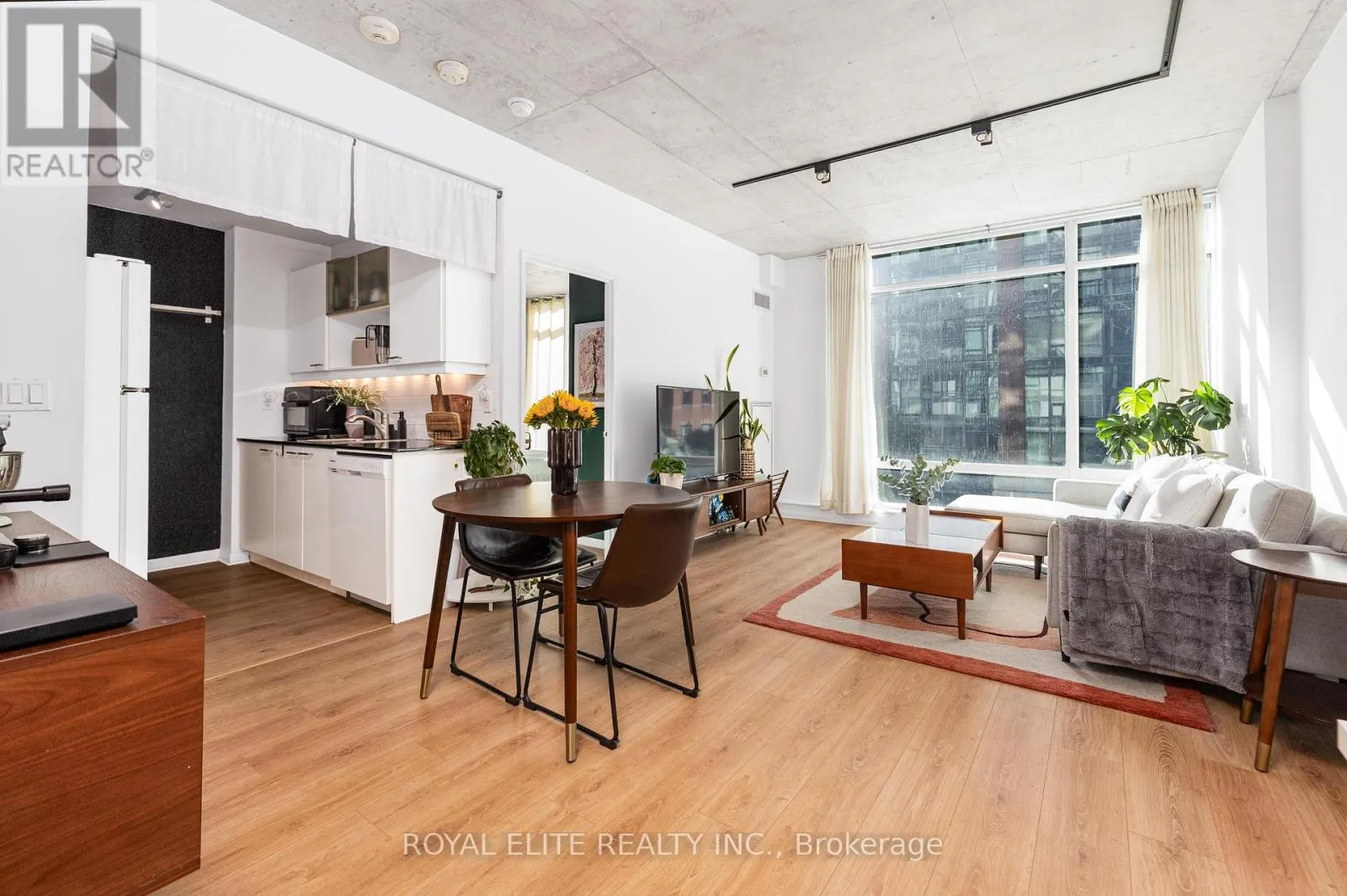 307 - 218 KING STREET E