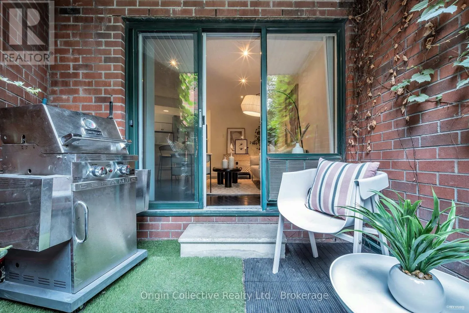 TH17 - 166B NIAGARA STREET