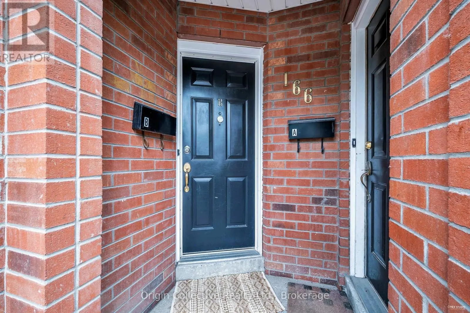 TH17 - 166B NIAGARA STREET