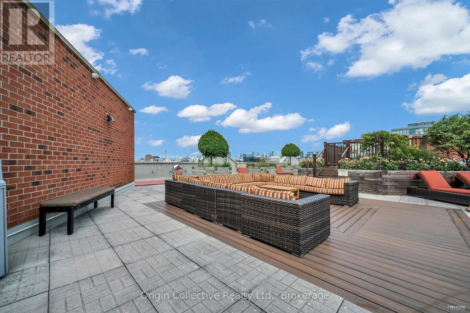 TH17 - 166B NIAGARA STREET
