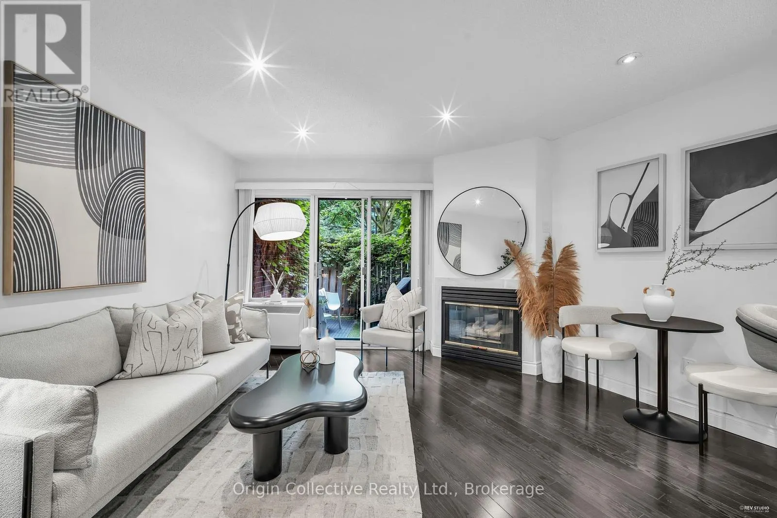 TH17 - 166B NIAGARA STREET