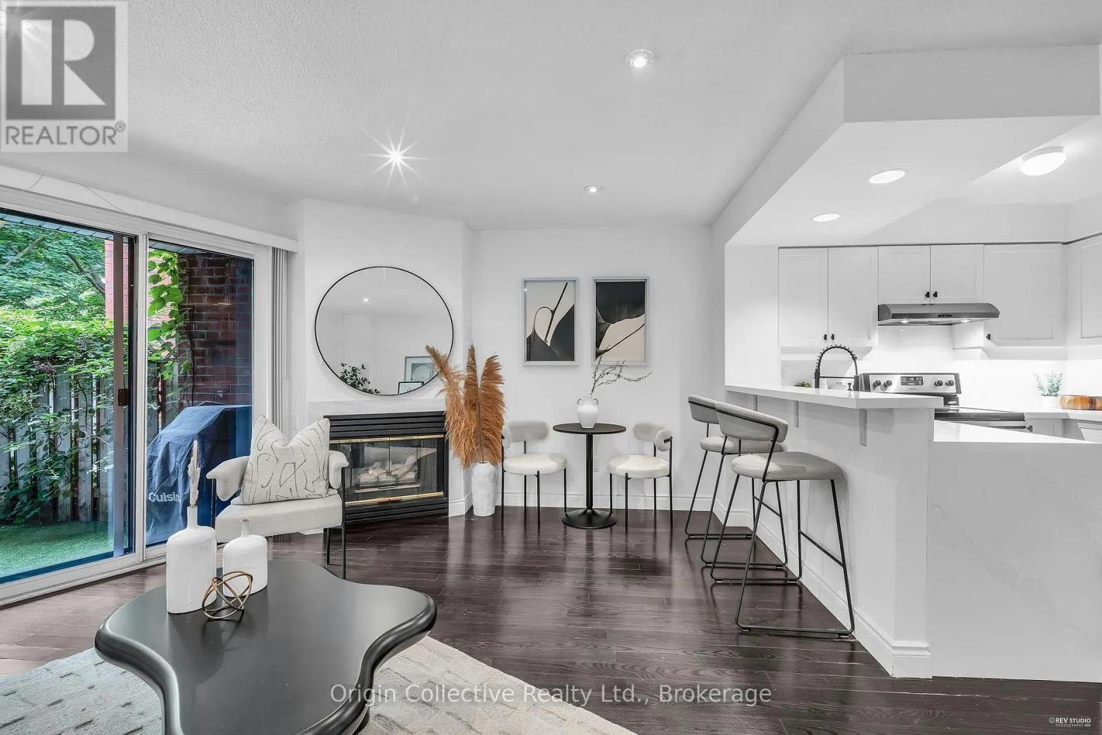 TH17 - 166B NIAGARA STREET