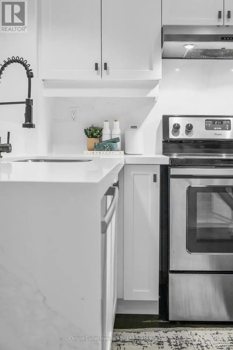 TH17 - 166B NIAGARA STREET