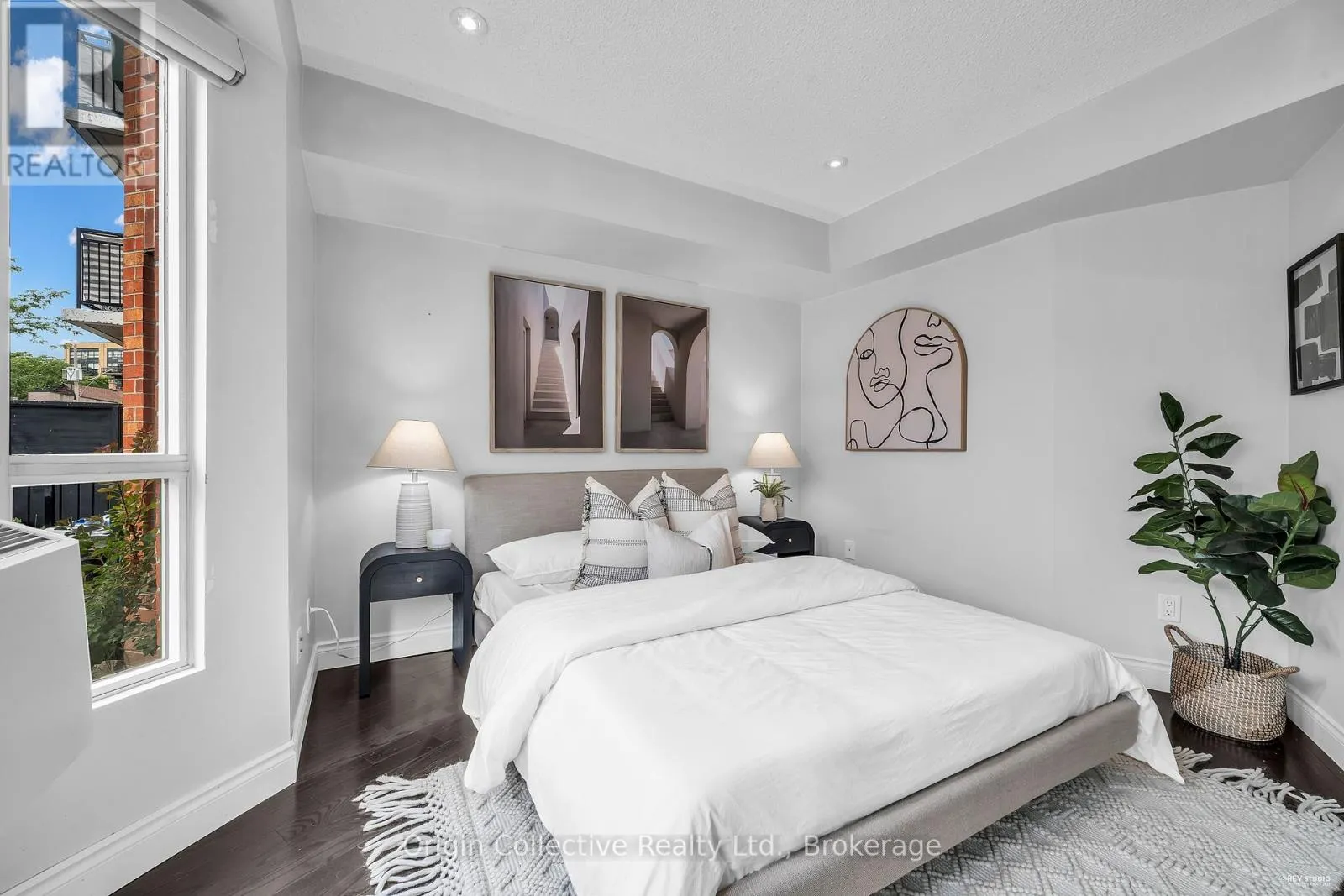 TH17 - 166B NIAGARA STREET