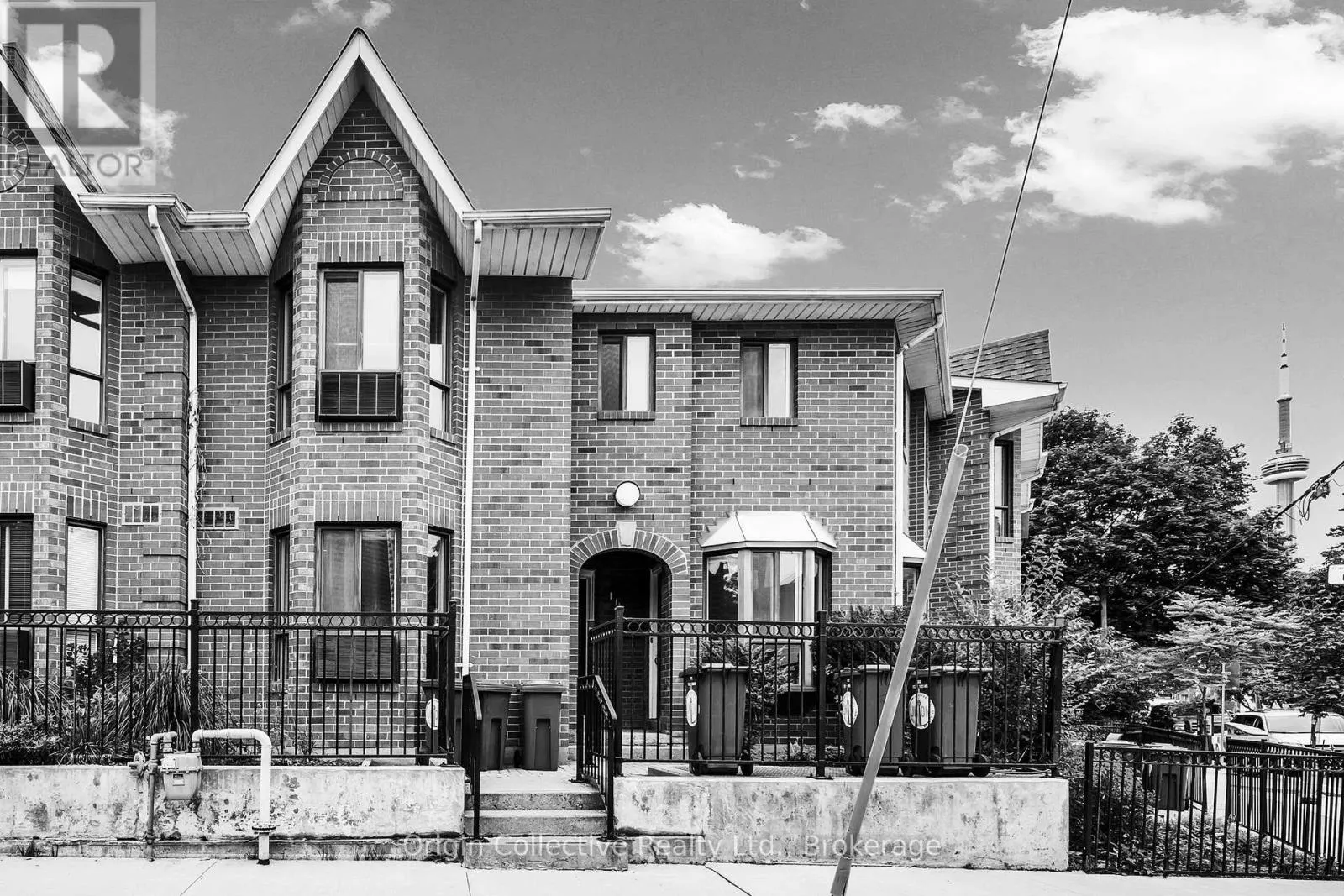TH17 - 166B NIAGARA STREET