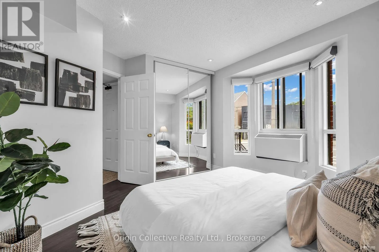 TH17 - 166B NIAGARA STREET