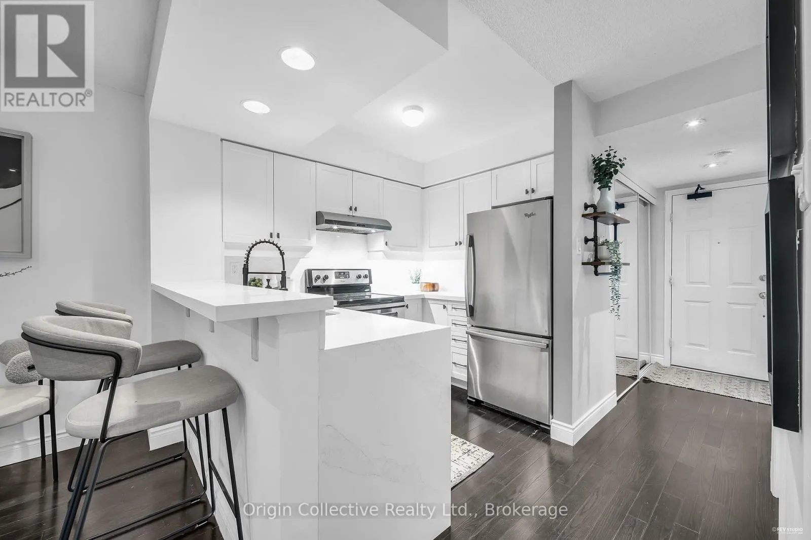 TH17 - 166B NIAGARA STREET