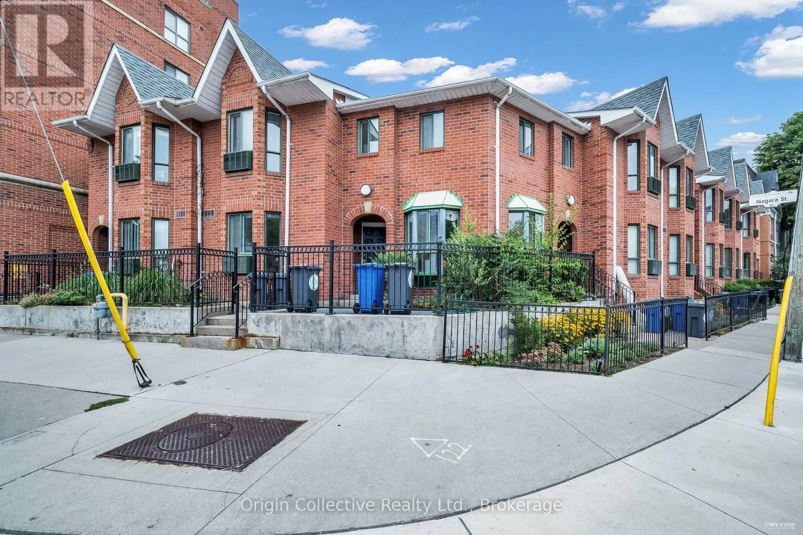 TH17 - 166B NIAGARA STREET