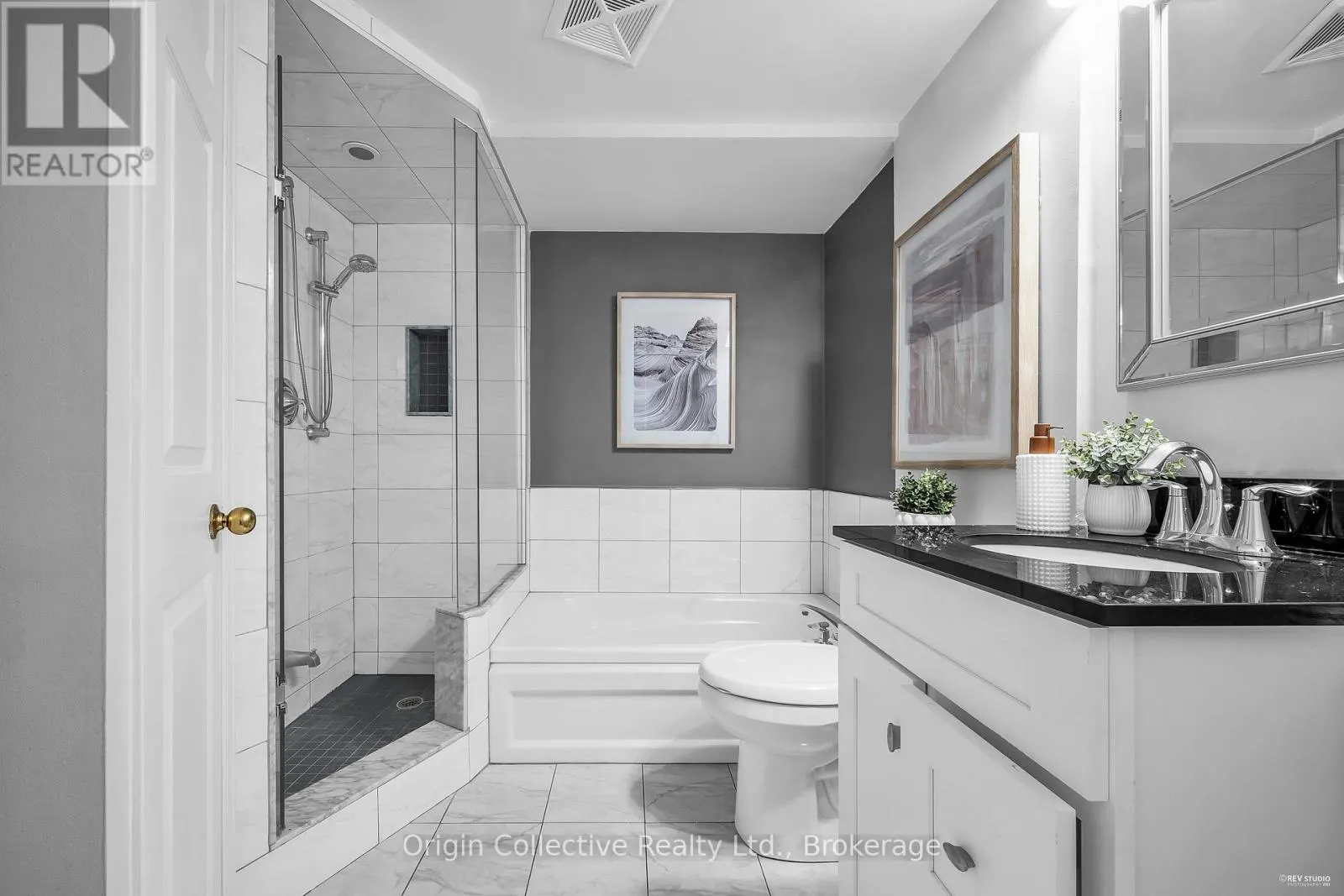 TH17 - 166B NIAGARA STREET