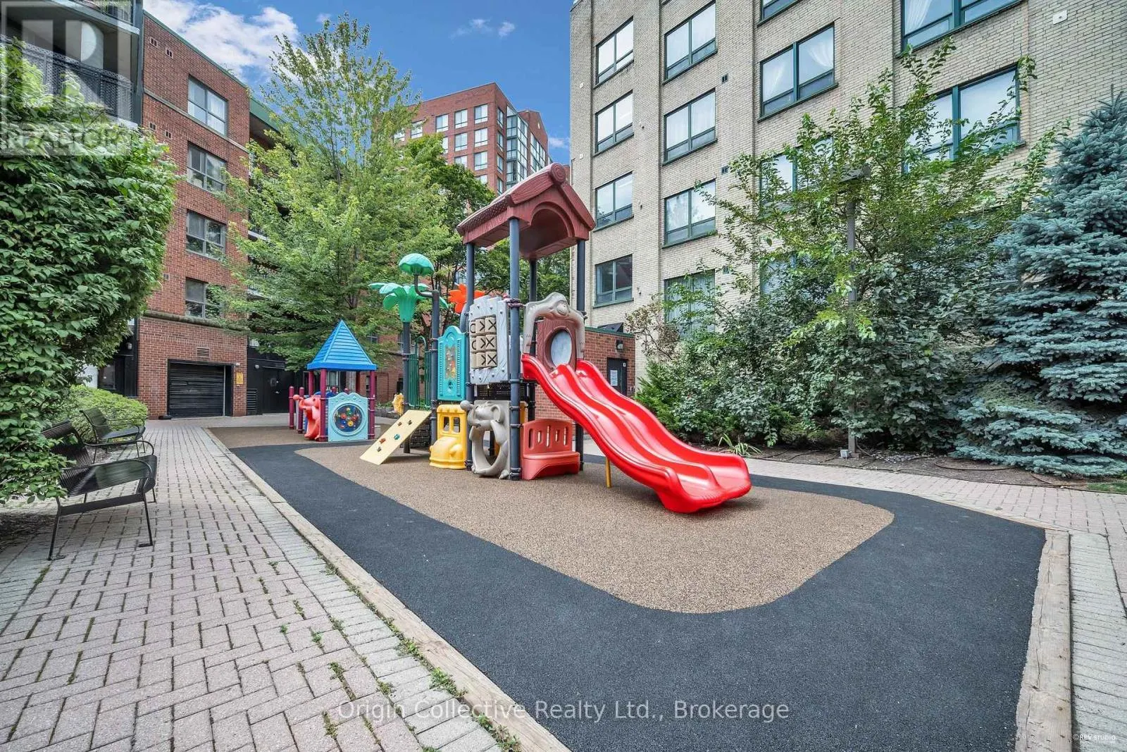 TH17 - 166B NIAGARA STREET