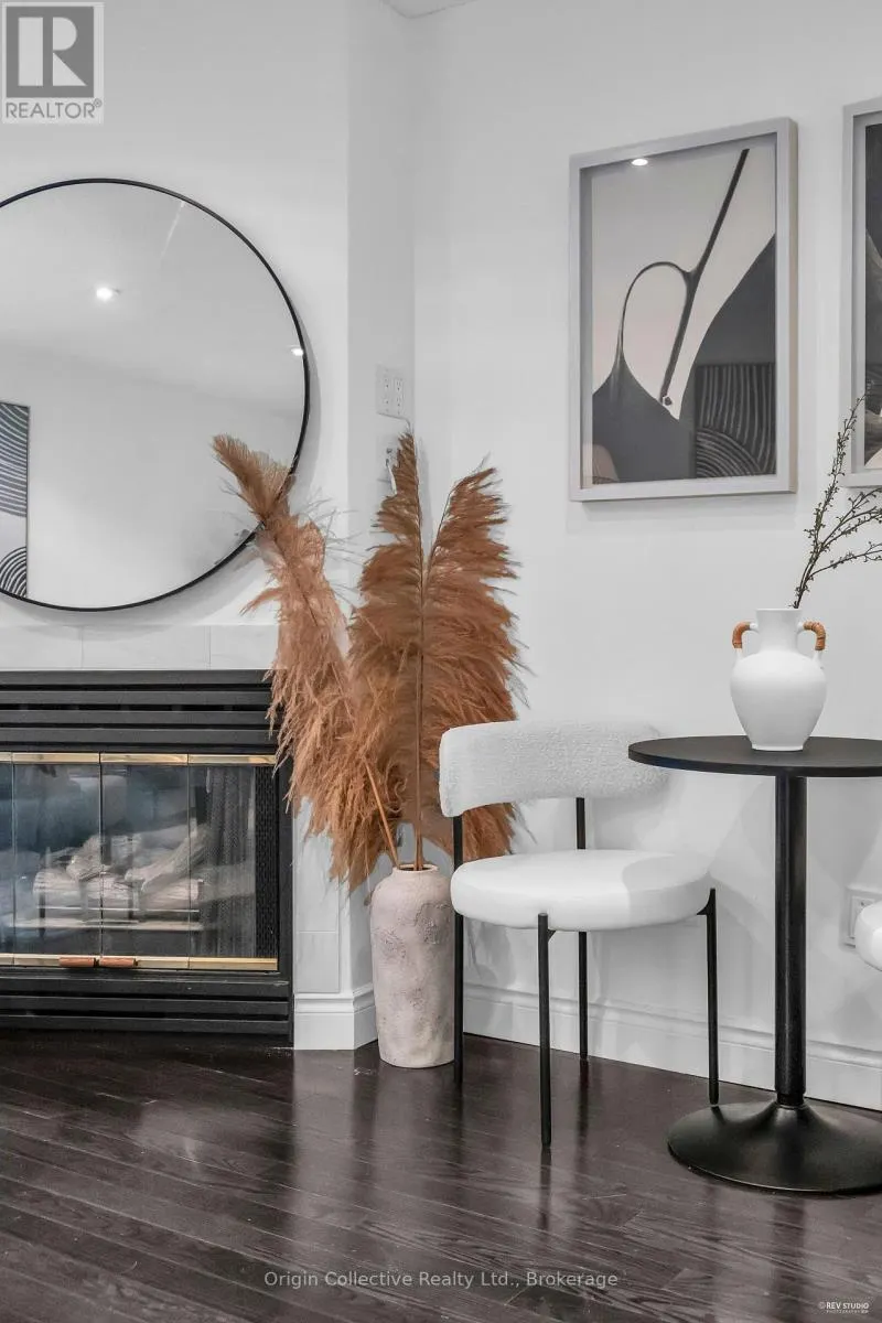 TH17 - 166B NIAGARA STREET