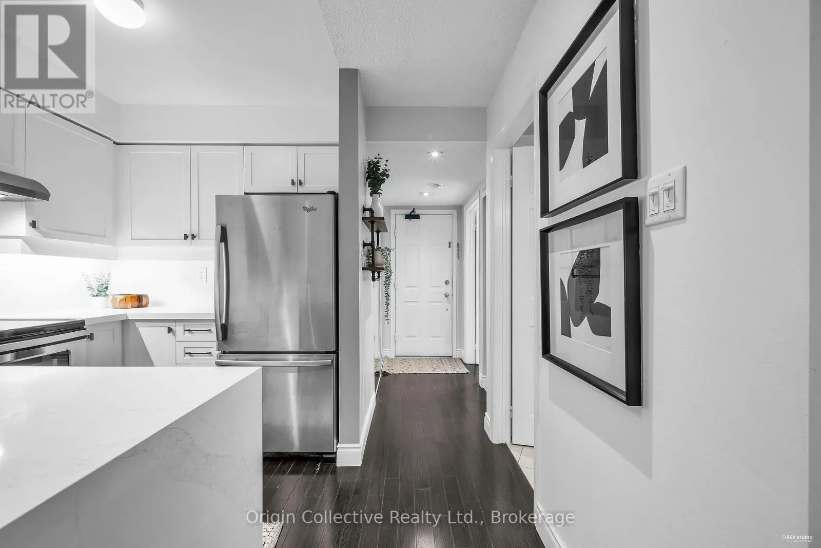 TH17 - 166B NIAGARA STREET