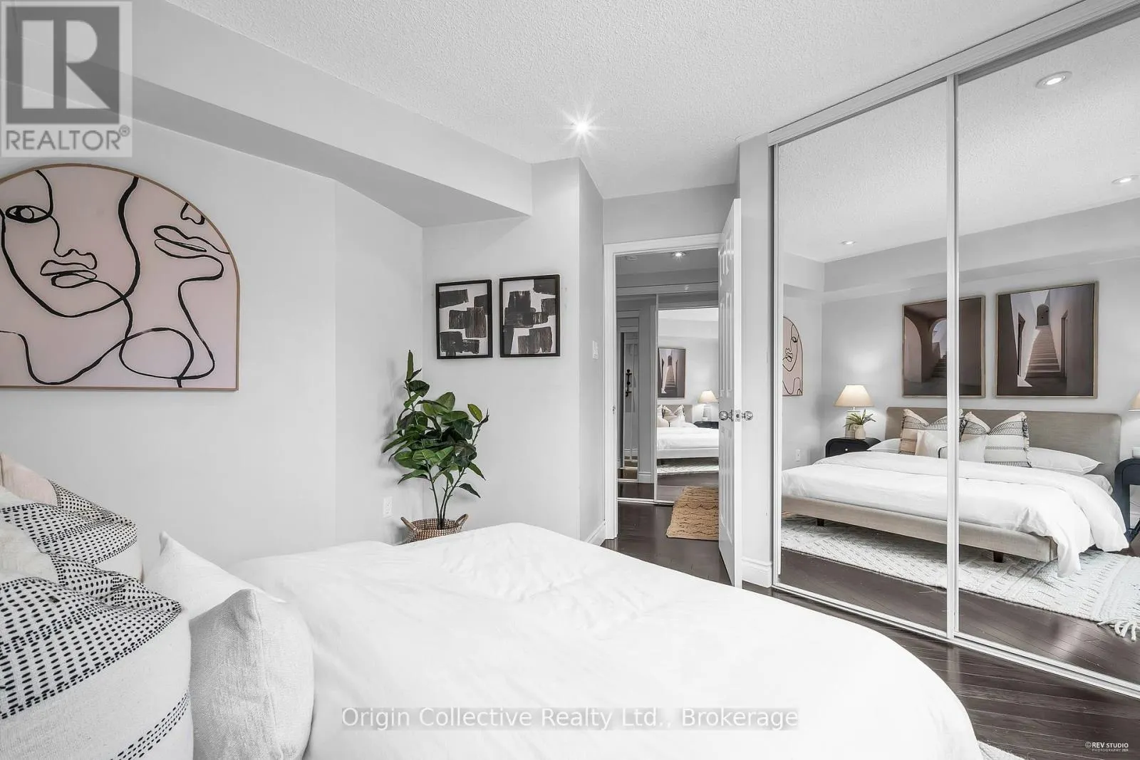 TH17 - 166B NIAGARA STREET