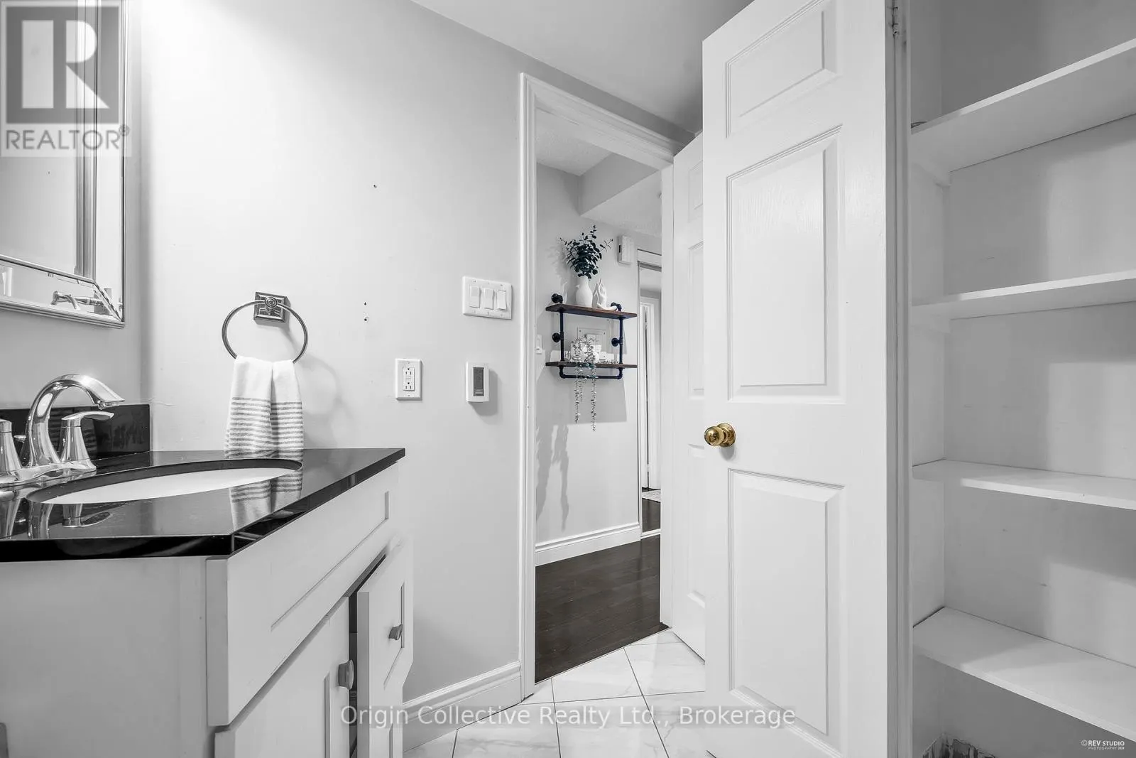 TH17 - 166B NIAGARA STREET
