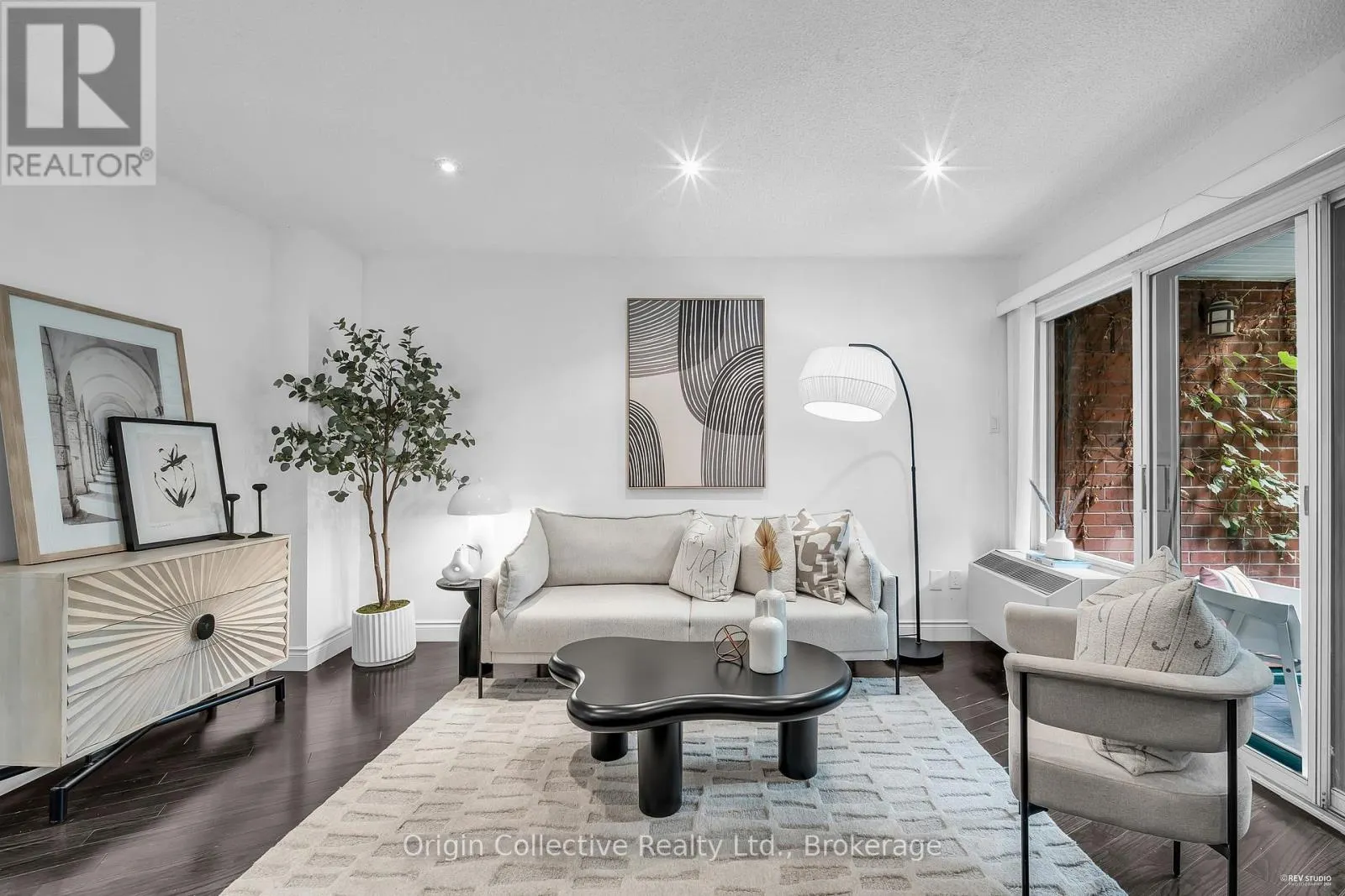 TH17 - 166B NIAGARA STREET