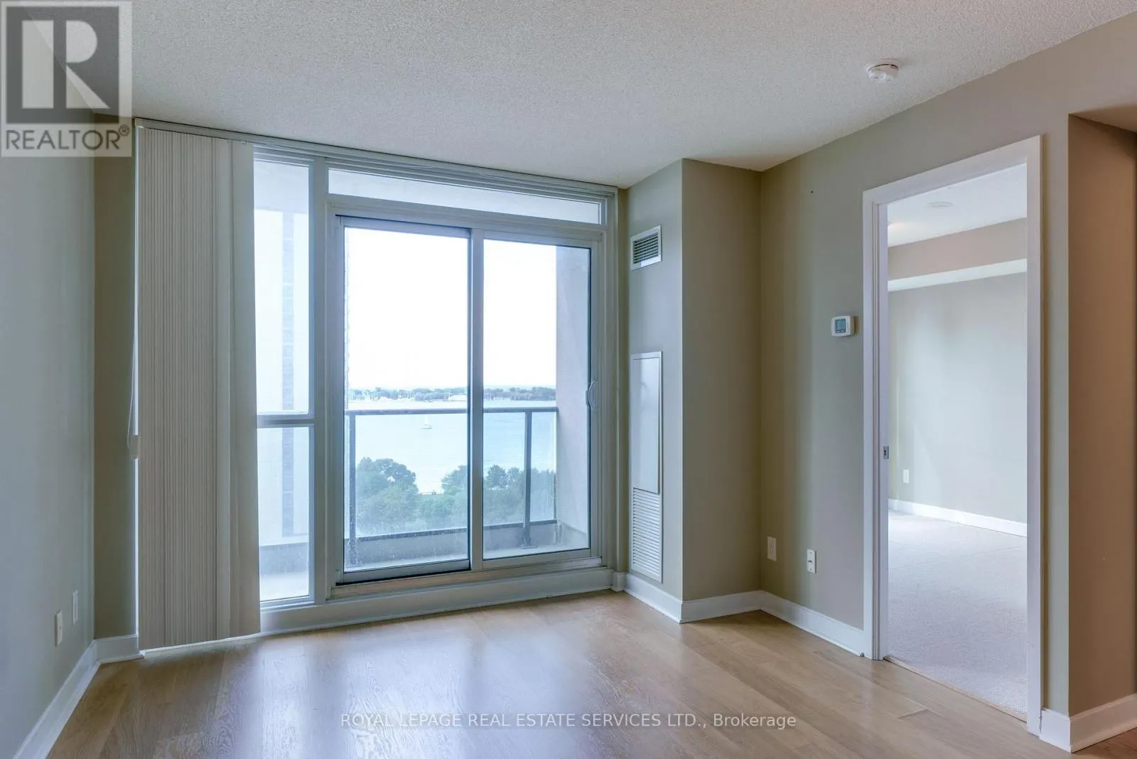 2011 - 33 BAY STREET