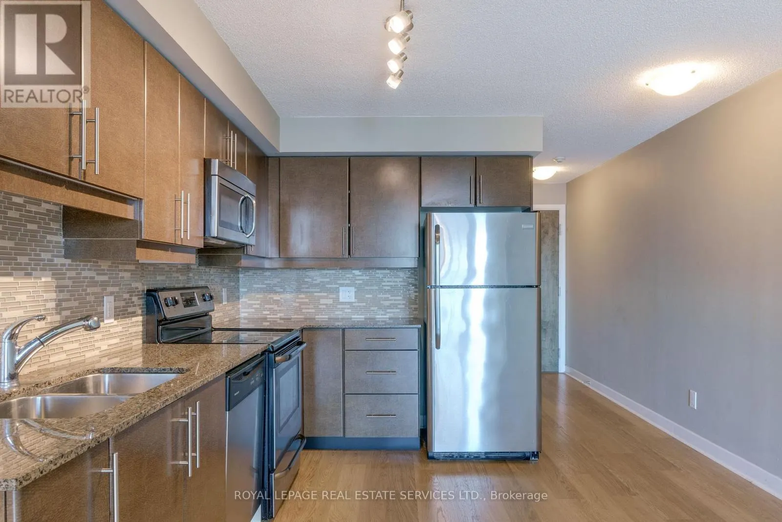 2011 - 33 BAY STREET