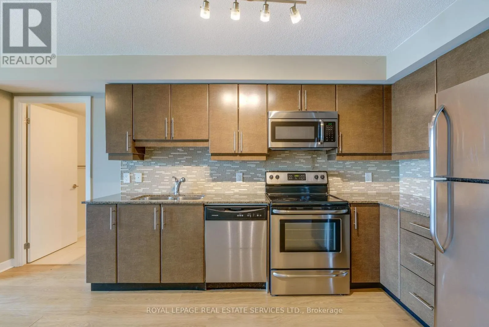 2011 - 33 BAY STREET