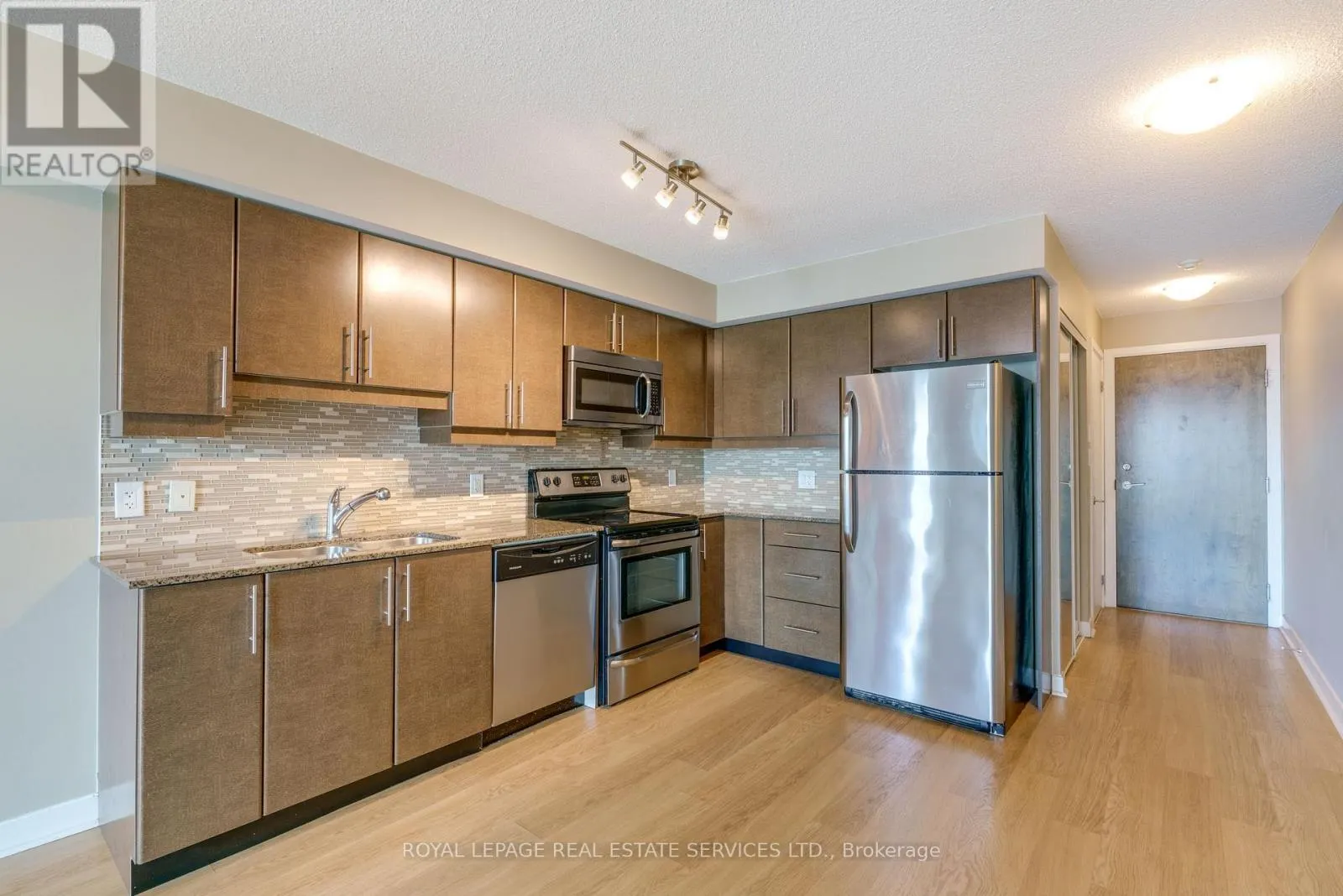 2011 - 33 BAY STREET