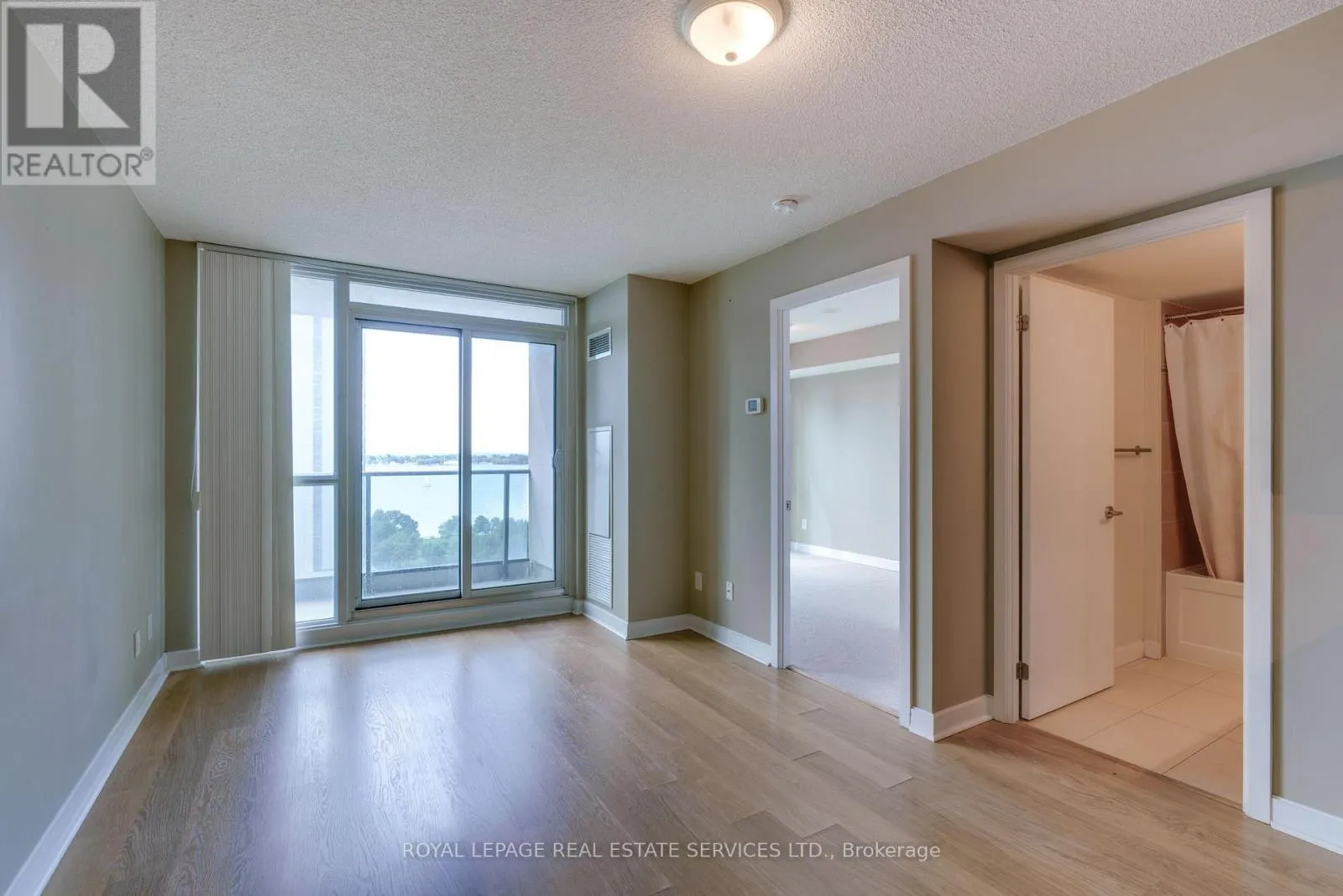 2011 - 33 BAY STREET