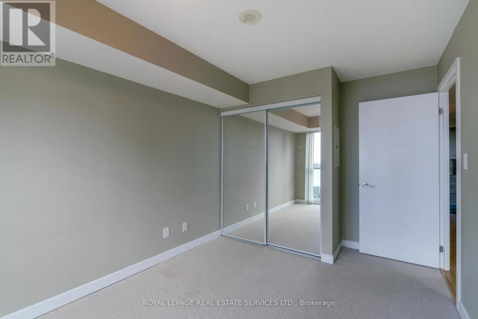 2011 - 33 BAY STREET