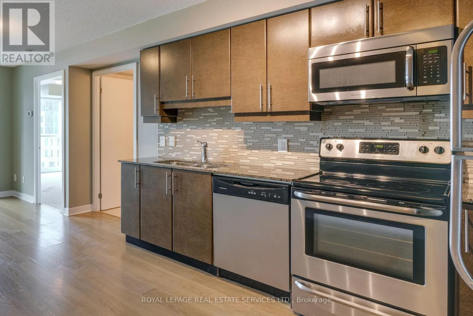 2011 - 33 BAY STREET