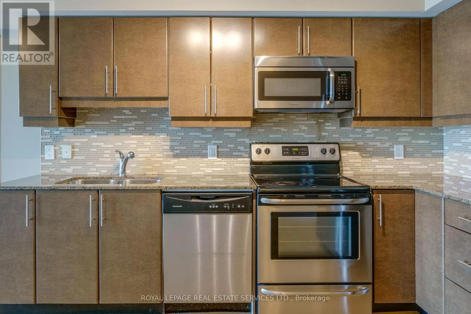 2011 - 33 BAY STREET