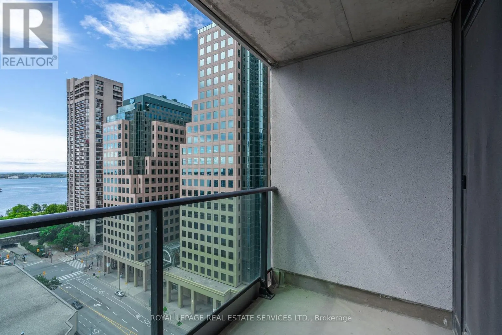 2011 - 33 BAY STREET