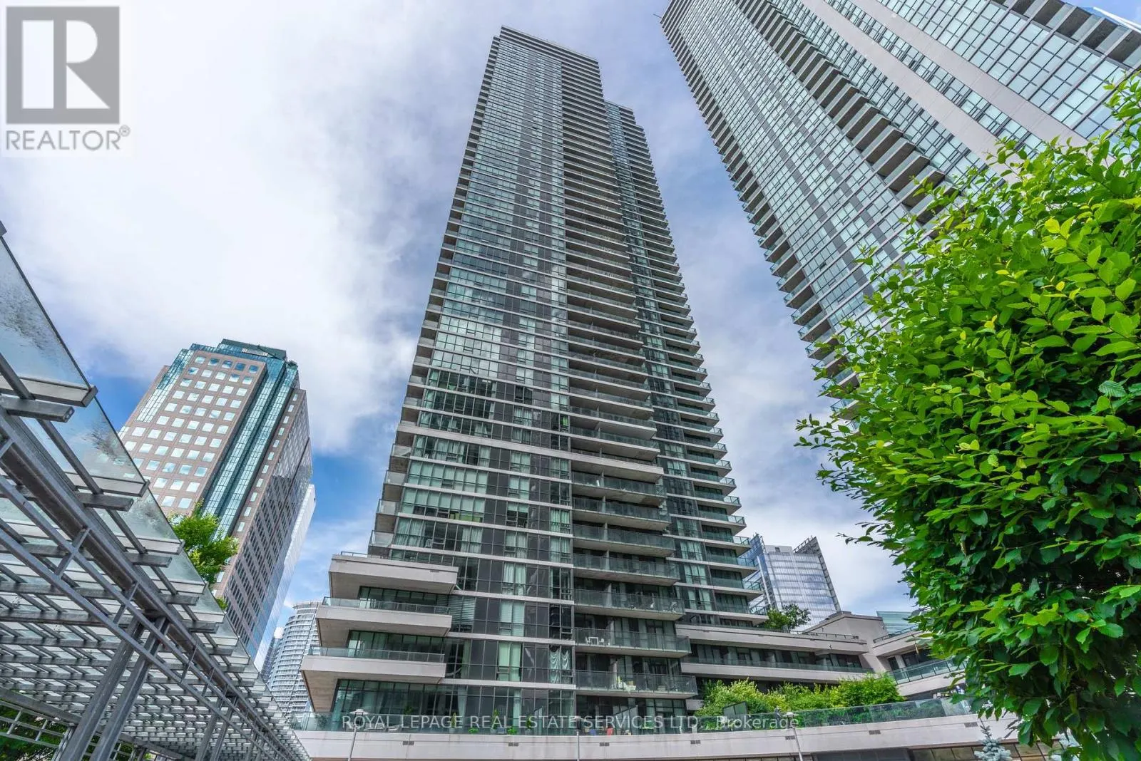 2011 - 33 BAY STREET