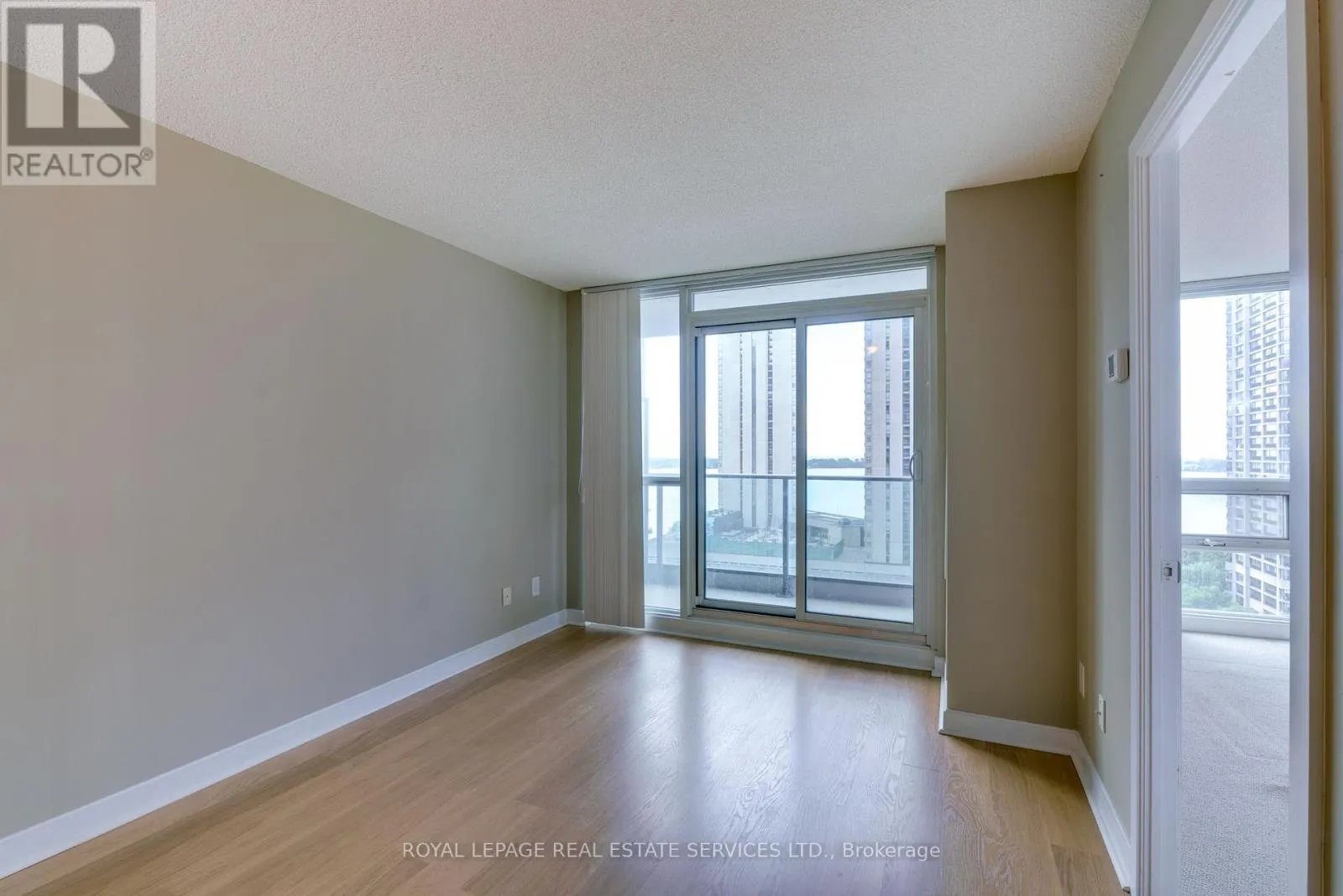 2011 - 33 BAY STREET