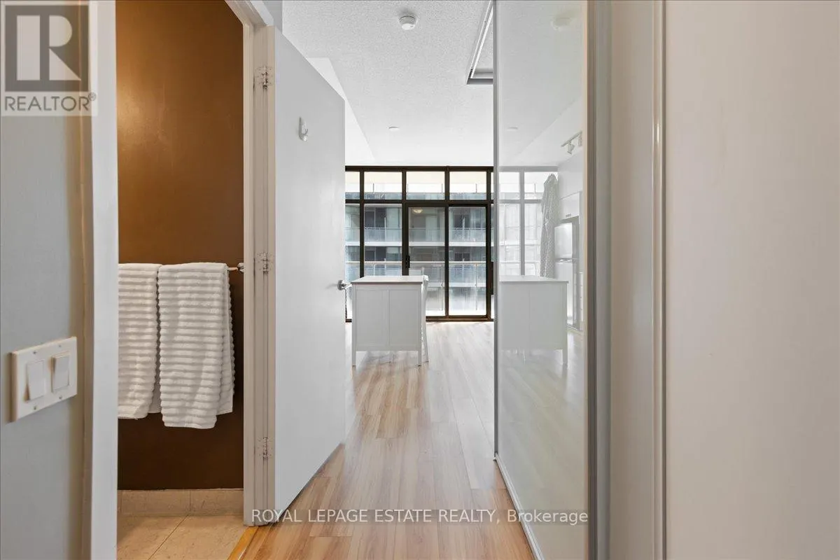 811 - 33 CHARLES STREET E