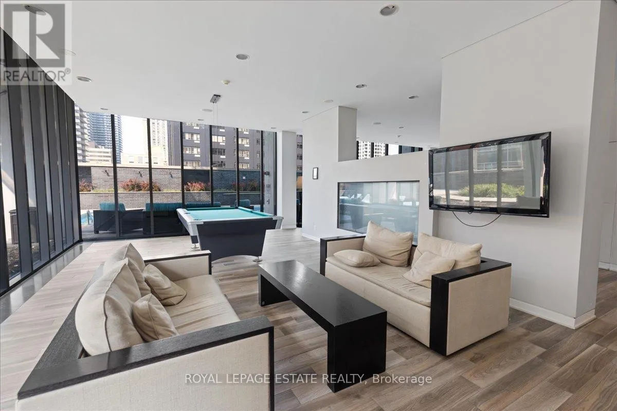 811 - 33 CHARLES STREET E