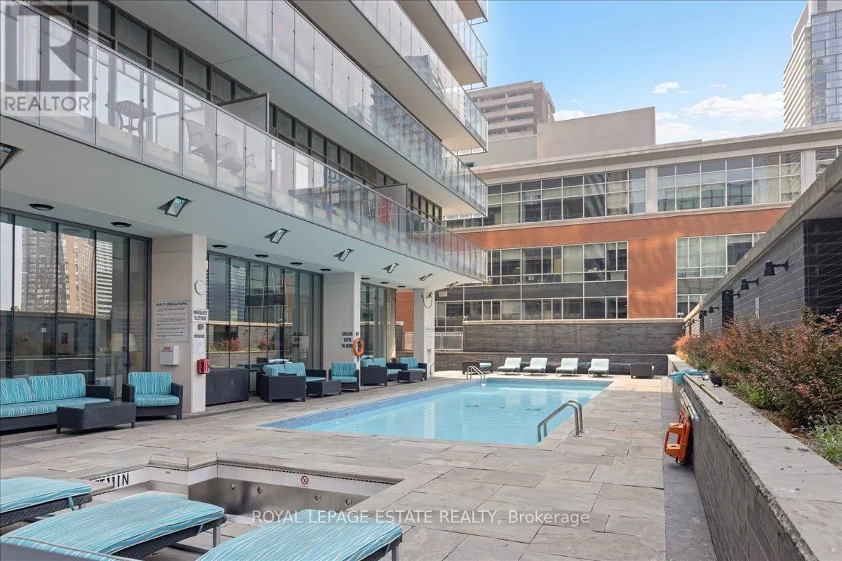 811 - 33 CHARLES STREET E