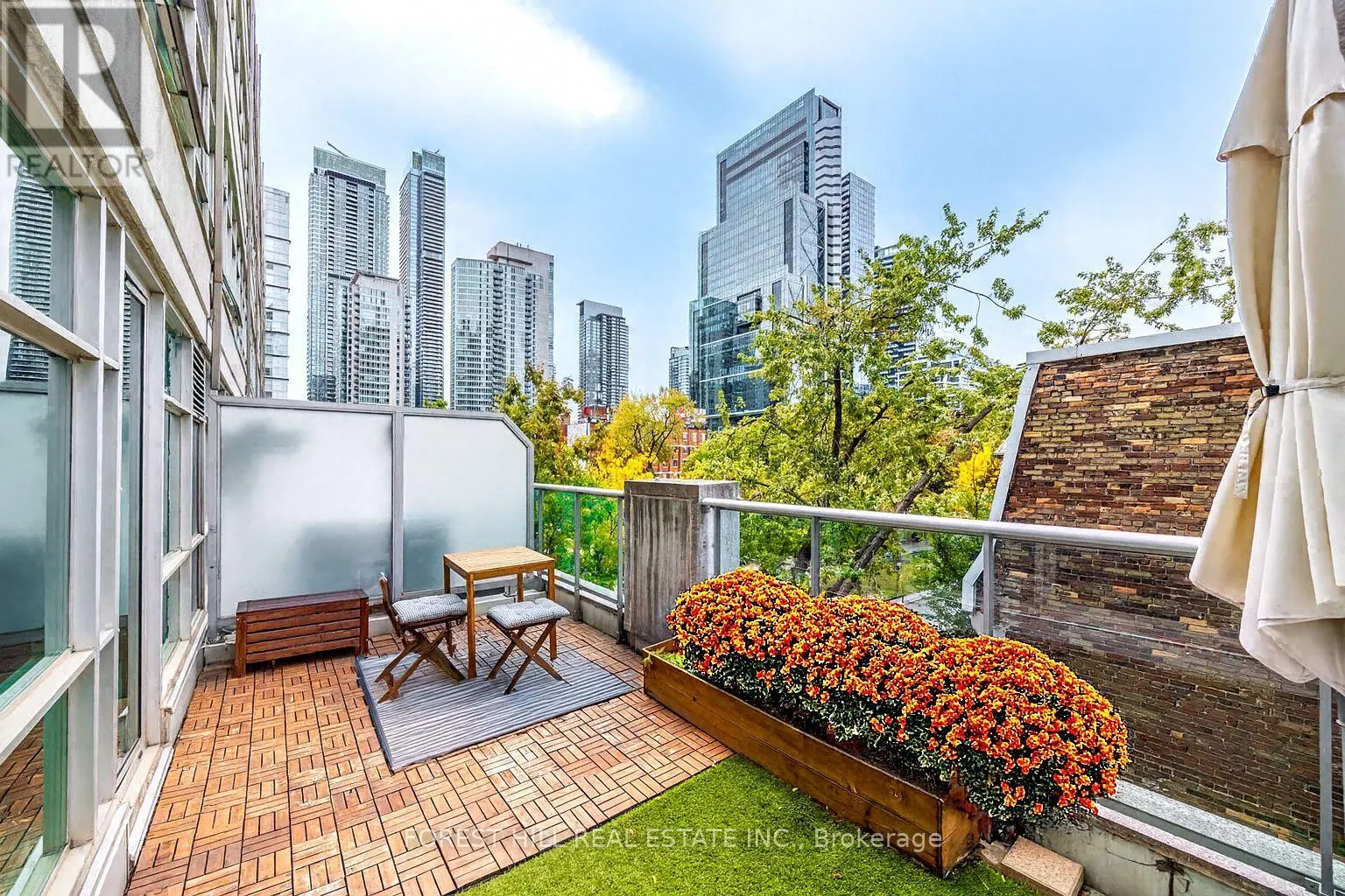 306 - 350 WELLINGTON STREET W