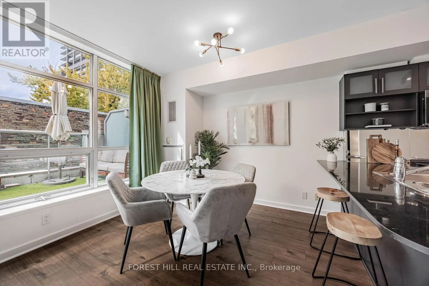 306 - 350 WELLINGTON STREET W