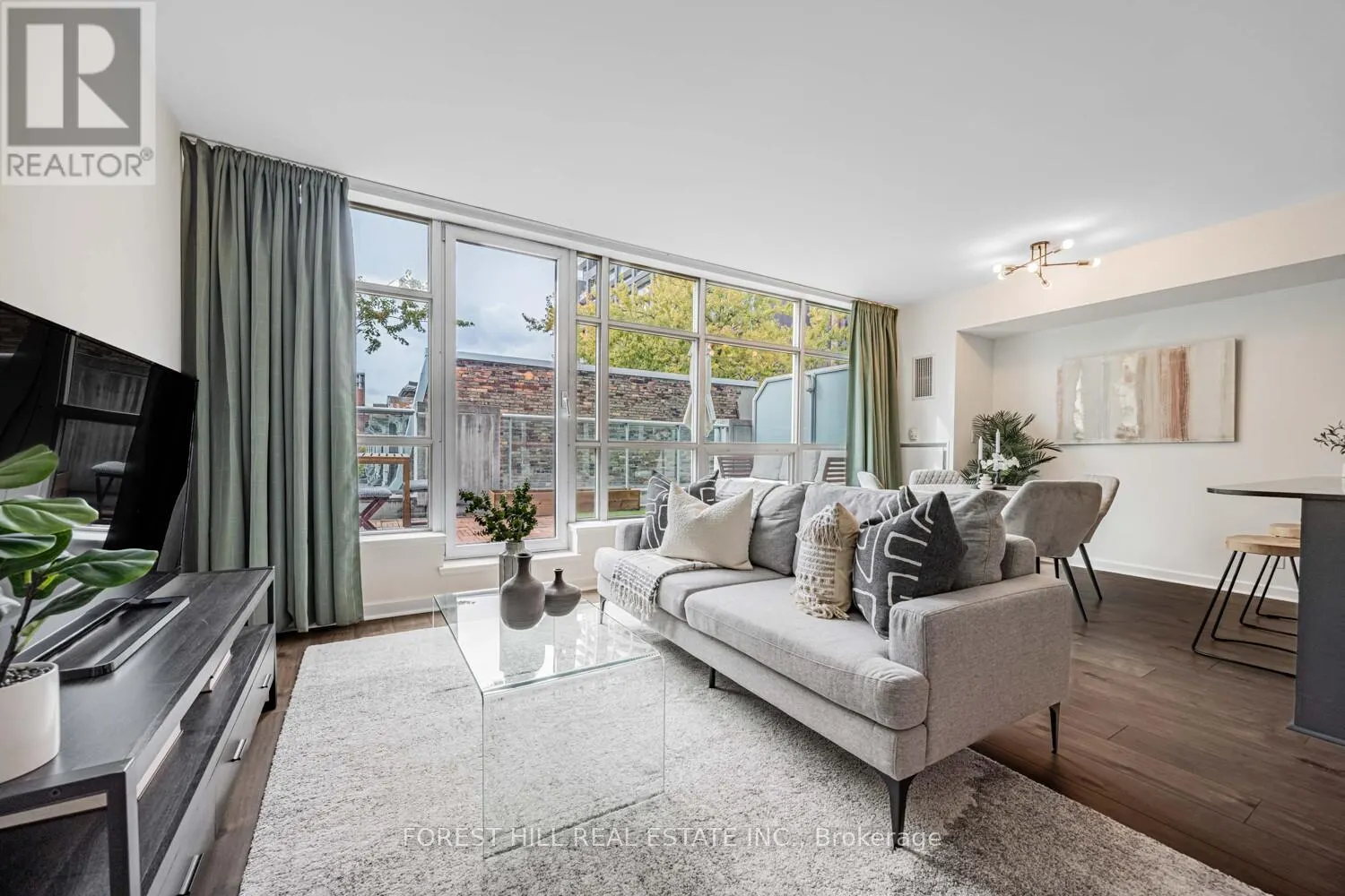 306 - 350 WELLINGTON STREET W