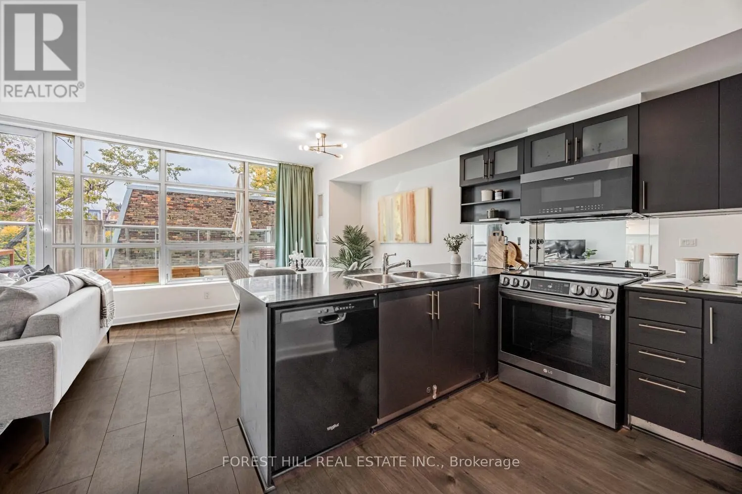 306 - 350 WELLINGTON STREET W