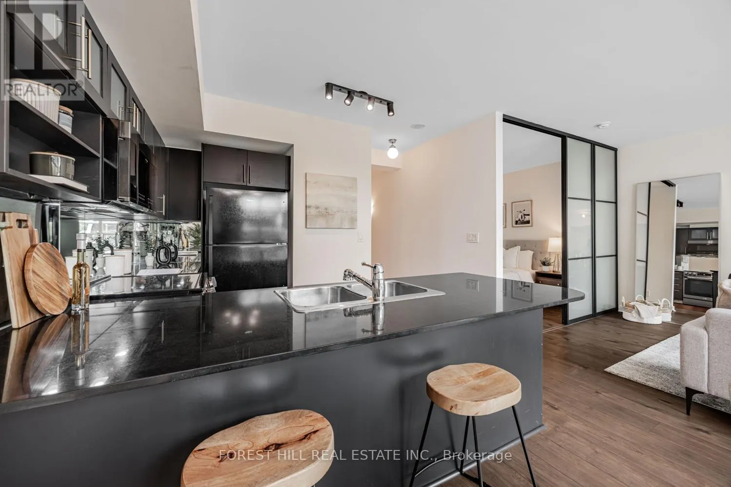 306 - 350 WELLINGTON STREET W