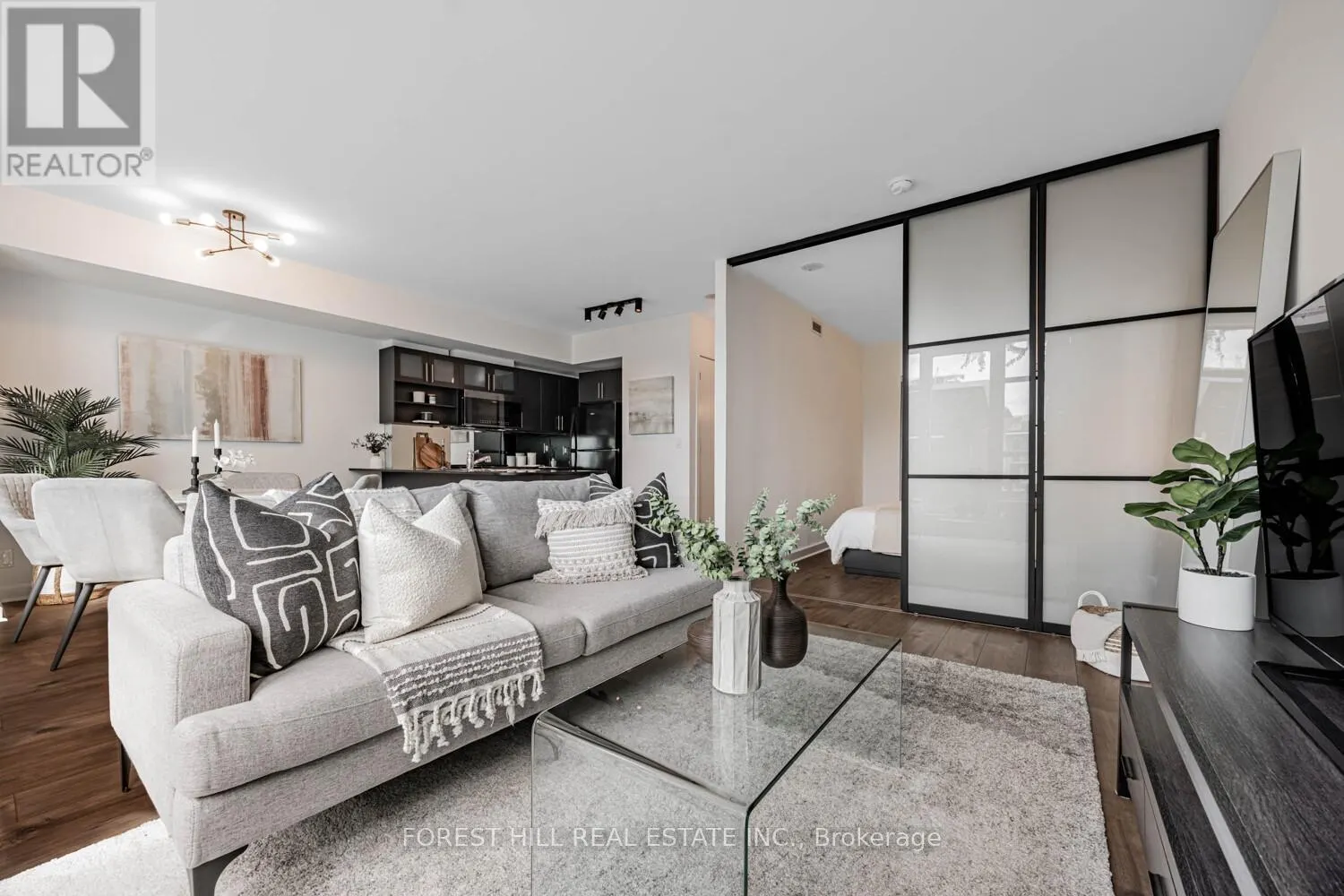 306 - 350 WELLINGTON STREET W