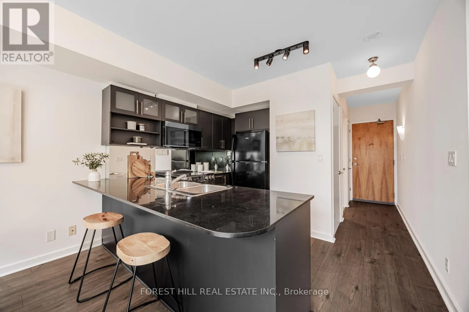 306 - 350 WELLINGTON STREET W