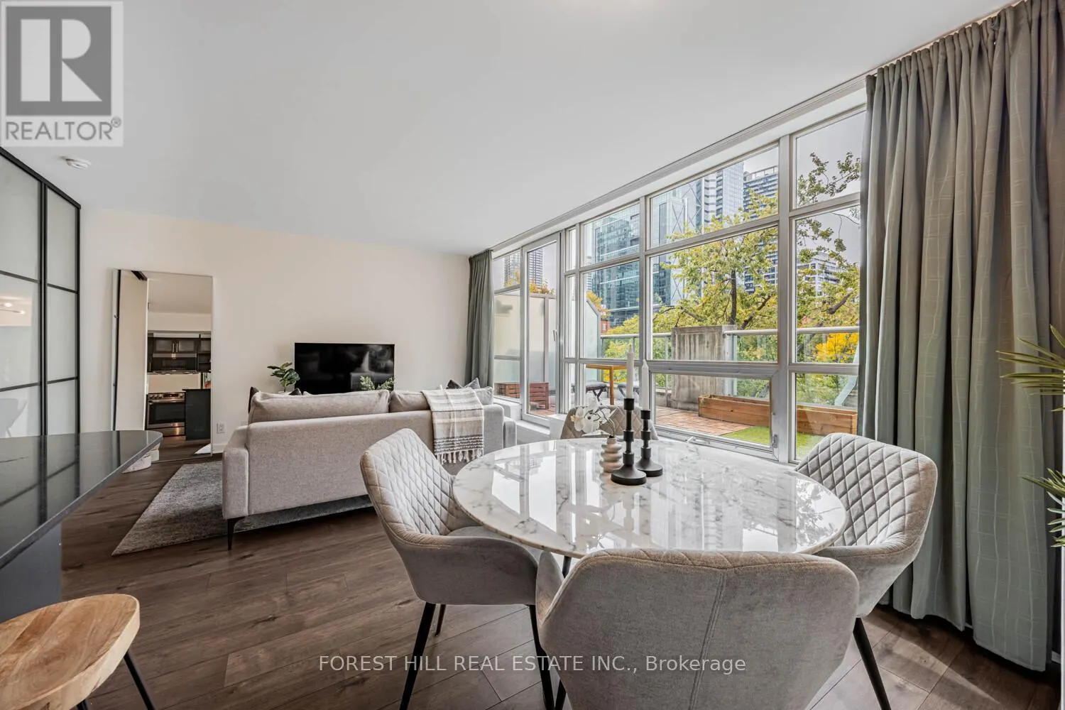 306 - 350 WELLINGTON STREET W