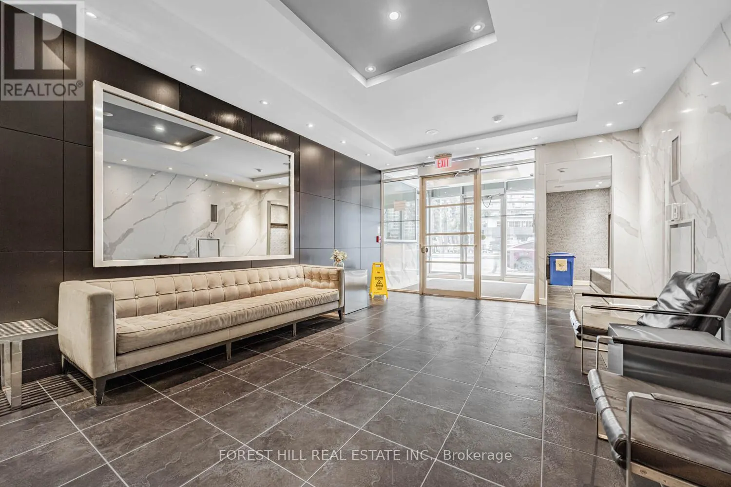 306 - 350 WELLINGTON STREET W