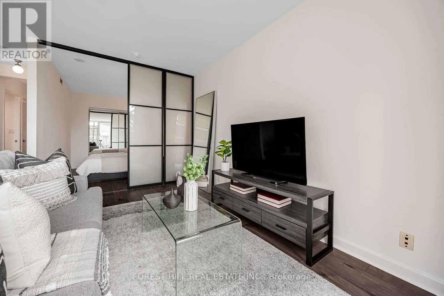 306 - 350 WELLINGTON STREET W