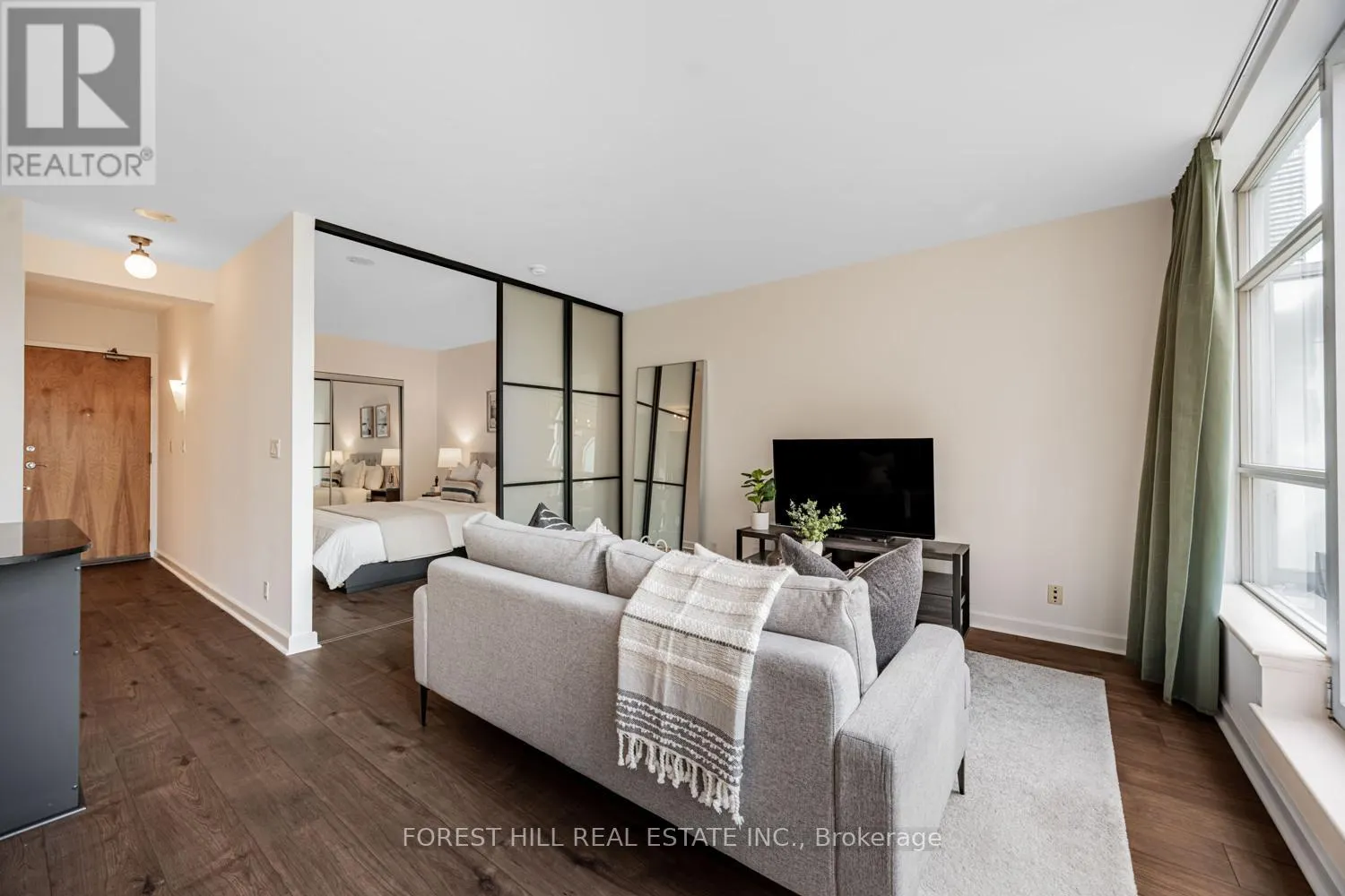 306 - 350 WELLINGTON STREET W