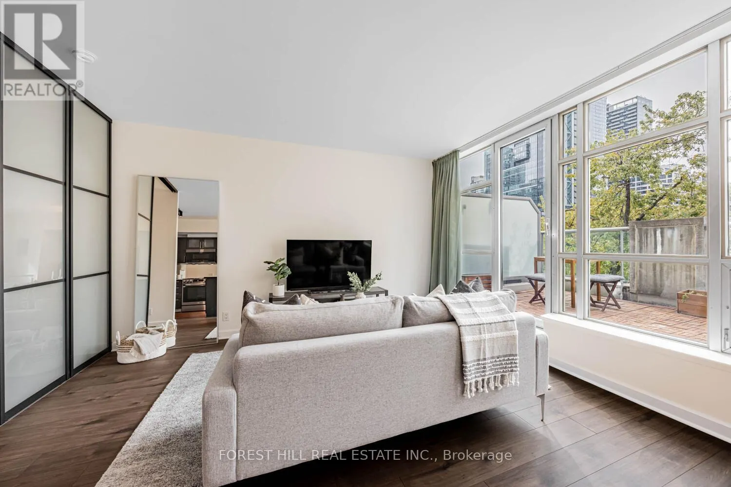 306 - 350 WELLINGTON STREET W