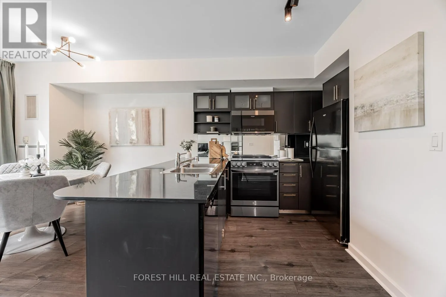 306 - 350 WELLINGTON STREET W